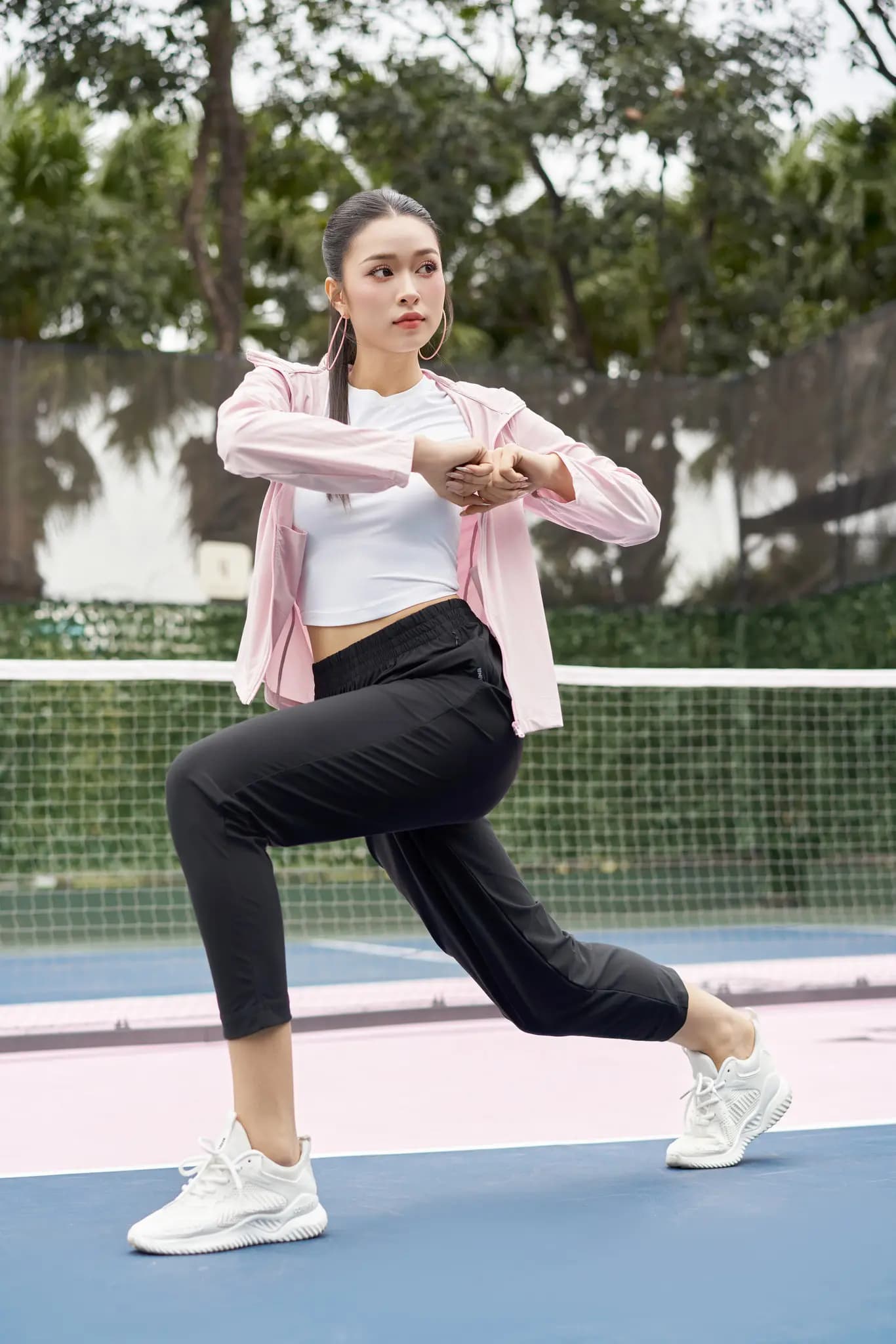 Thiết kế ergonomic ôm sát cơ thể giúp vận động tự do trong đồng phục chạy bộ Univi