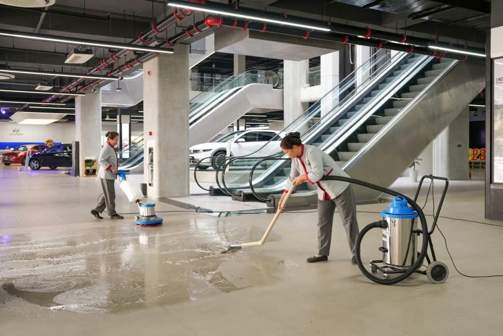 Hình ảnh nhân sự PSC Cars Thành Công Group với đồng phục Univi