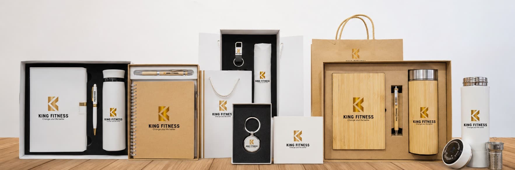 Gift set doanh nghiệp phối cùng đồng phục và phụ kiện nhận diện