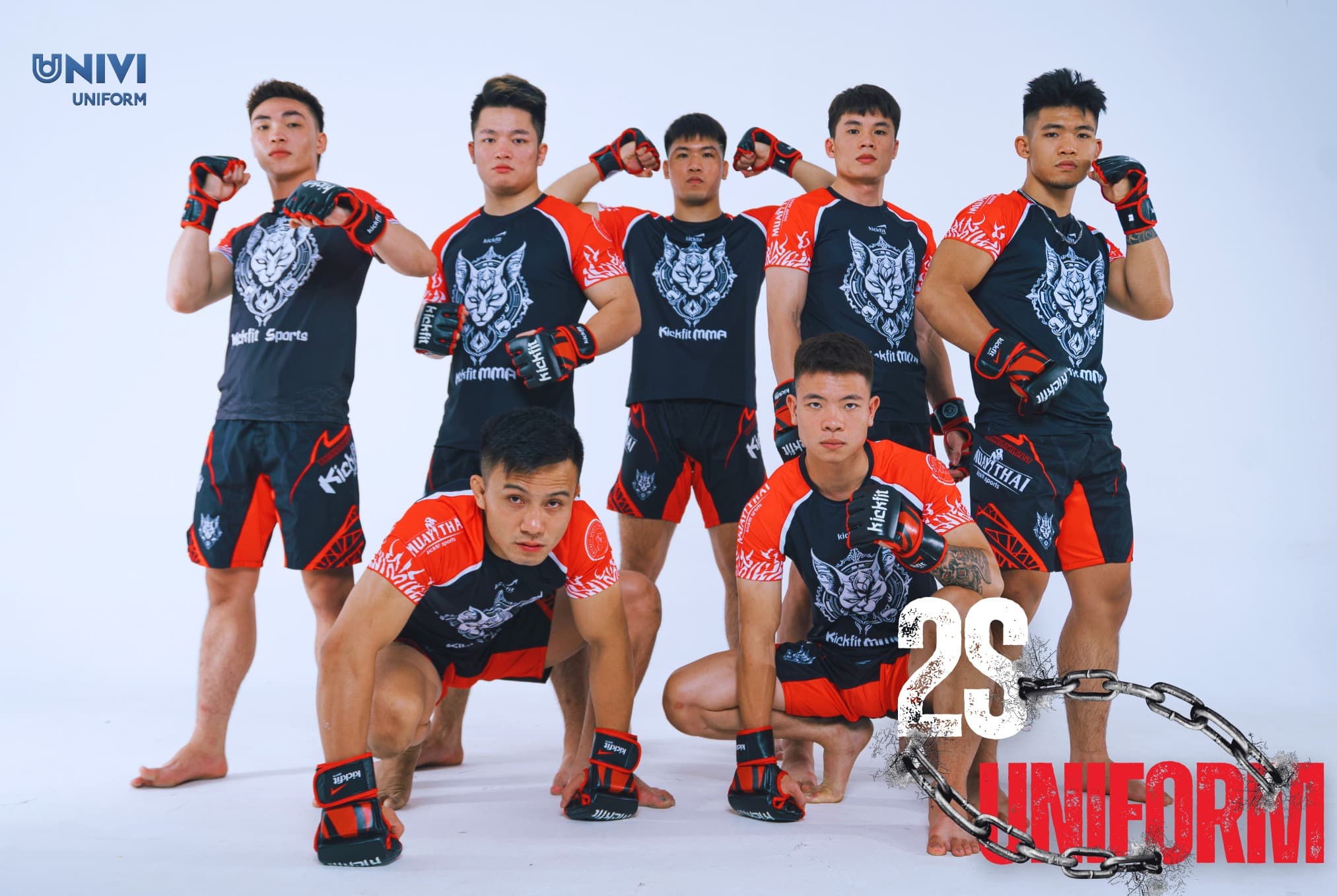 Võ sĩ MMA trong đồng phục Univi, thể hiện sức mạnh và bản lĩnh trên đấu trường