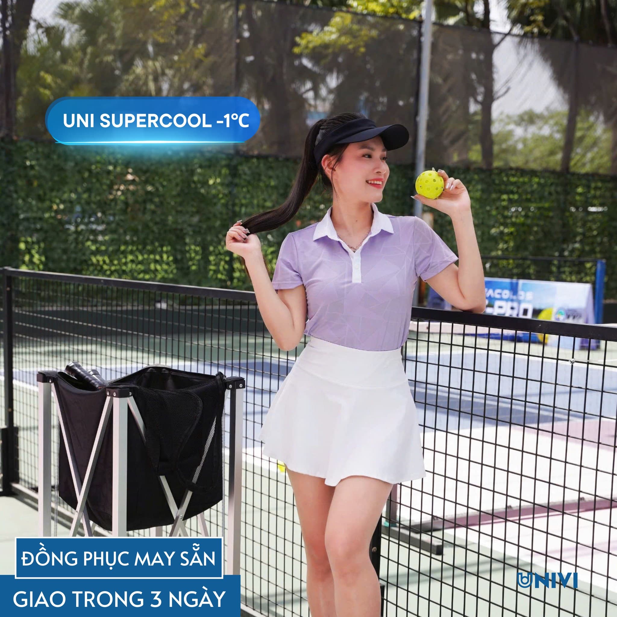 Flatlay bộ đồng phục Pickleball UniPick của Univi gồm áo polo, chân váy và phụ kiện thể thao.